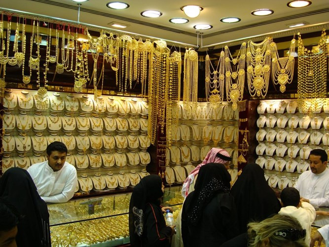 Nhờ chính sách tự do mậu dịch và miễn thuế kinh doanh, giá vàng 24K ở chợ Gold Souk chỉ có giá trên dưới 30 USD/gram. Đây được xác nhận là mức giá giao dịch vàng 24K thấp nhất thế giới hiện nay.