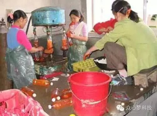 Theo cơ quan điều tra, một số lượng lớn nước giải khát giả này đã được đóng chai và chuyển đến những địa điểm tiêu thụ trên thị trường.