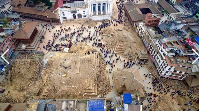 Hình ảnh cho thấy nhiều ngôi nhà ở thủ đô Kathmandu, Nepal, hư hại nặng nề sau cơn địa chấn mạnh nhất ở Nepal trong hơn 80 năm qua.