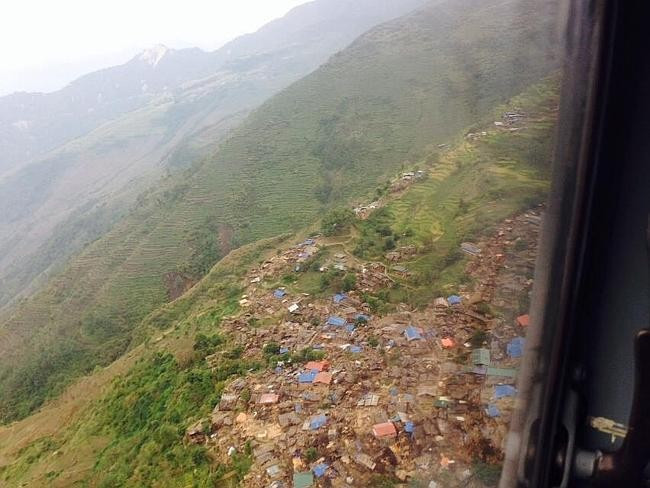 Một ngôi làng ở Nepal gần như bị san phẳng sau trận động đất 7,9 độ Richter.