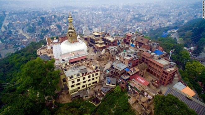 Ảnh chụp trên không cho thấy một số tòa tháp cổ trong một khu di tích ở Nepal sập sau trận động đất.