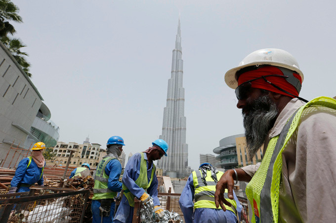 Dubai (UAE – Các tiểu vương quốc Ả Rập thống nhất) là một tiểu vương quốc đồng thời cũng là tên thành phố lớn nhất tiểu vương quốc này, nằm ở phía Nam của vịnh Ba Tư thuộc bán đảo Ả Rập. Khi chưa đặt chân tới đây, nhiều người vẫn nghĩ tới một Dubai tráng lệ, nổi tiếng với những tòa nhà cao tầng mọc lên san sát, chứ ít ai biết đến cuộc sống khốn khó của những người lao động nhập cư.