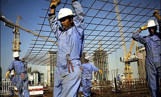 Những công nhân nhập cư phải làm việc nhiều giờ trong thời tiết oi bức nhưng nhận được đồng lương rất ít ỏi.