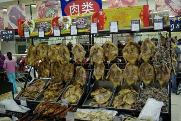 Có cả một gian hàng thịt vịt khô nguyên con.