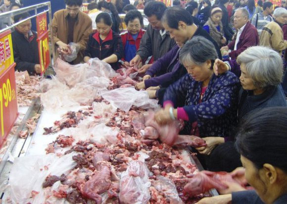 Gian hàng thỏ lột da nguyên con khuyến mãi nội tạng hấp dẫn thu hút rất đông khách hàng.