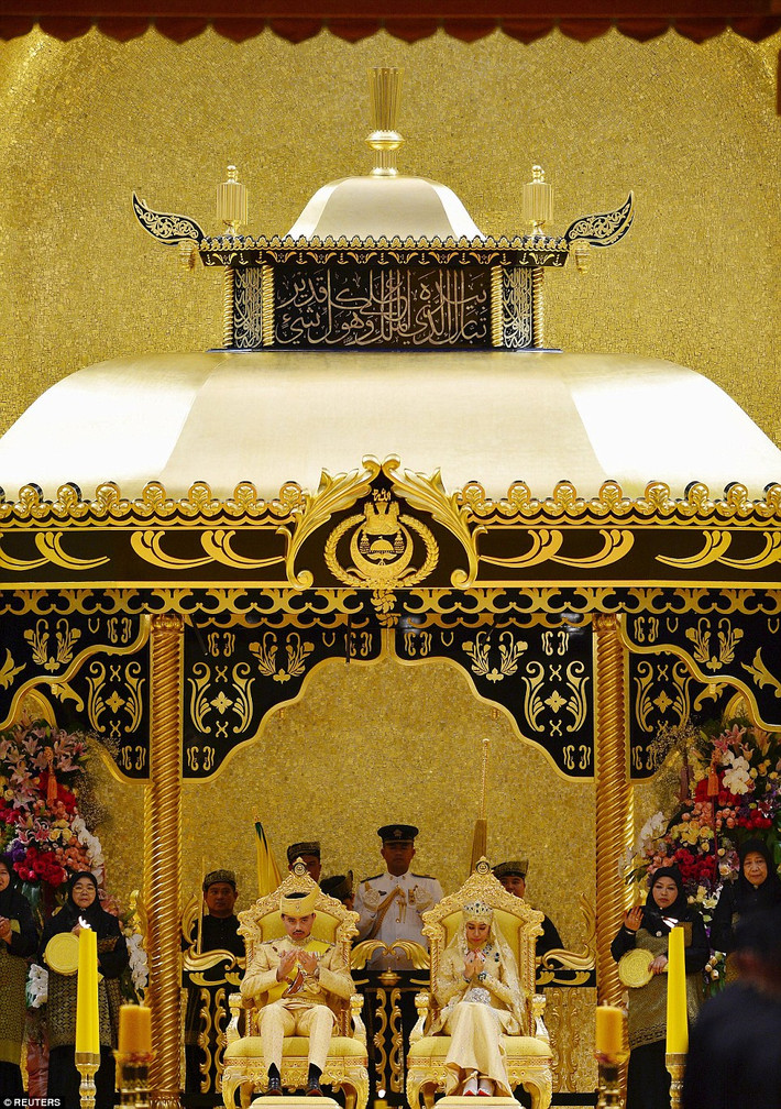 Tham dự đám cưới xa hoa của Hoàng tử Brunei có sự góp mặt của rất đông bạn bè, người thân, những người thuộc tầng lớp quý tộc và cả quan chức nước ngoài như 7 quan chức cấp cao đến từ Malaysia, Thống đốc Ả Rập Saudi.
