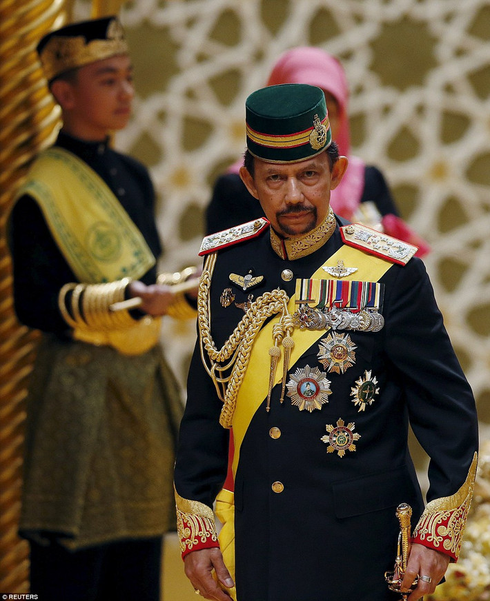 Hoàng tử Abdul Malik là con trai út của Quốc vương Brunei Hassanal Bolkiah (ảnh) - một trong những người giàu có nhất trên thế giới với nữ hoàng Saleha.