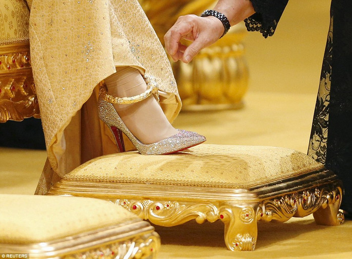Cô dâu đi đôi giày nạm pha lê của hãng Christian Louboutin cùng lắc chân vàng kiểu cách.
