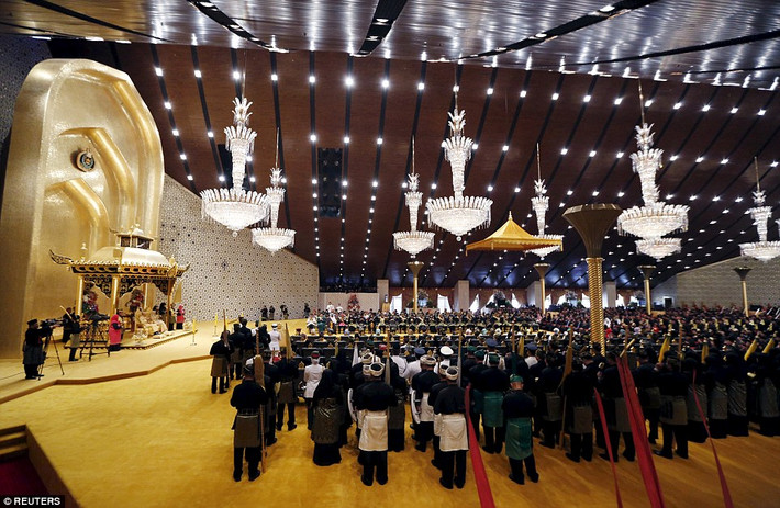 Lễ cưới của Hoàng tử Abdul diễn ra tại cung điện xa hoa Istana Nural Iman ở thủ đô Bandar Seri Begawan, nơi có tới 1.788 phòng ngủ, 5 hồ bơi lớn, 257 phòng tắm.