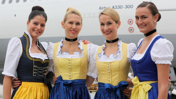 Bộ đồng phục được các nữ tiếp viên hàng không của hãng bay Lufthansa mặc mỗi dịp lễ hội bia nổi tiếng của Đức.