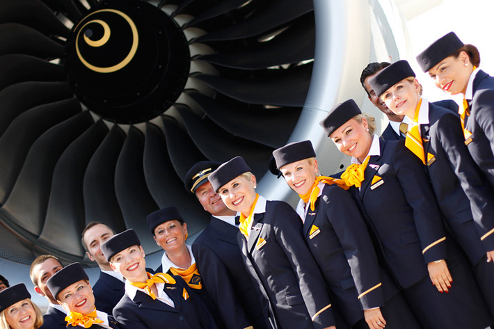 Dù khá đơn giản và lịch lãm nhưng bộ đồng phục này vẫn bị tổ chức Skyscanner xếp vào top những trang phục nữ tiếp viên hàng không ít được hành khách ưa chuộng nhất.