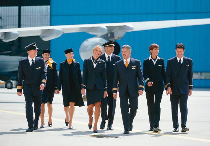 Mặc dù trông có vẻ già nua nhưng đội ngũ phi hành đoàn Lufthansa ăn mặc khá lịch lãm. Đồng phục tiếp viên chính của hãng là áo vest đen và sơ mi trắng lịch sự.