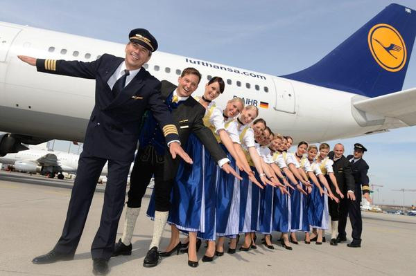 Ngoài ra, Lufthansa còn sử dụng mẫu đồng phục váy dài tay ngắn, cổ thấp, giống với trang phục mà những nữ nhân viên phục vụ thường mặc trong lễ hội bia Oktoberfest của Đức.