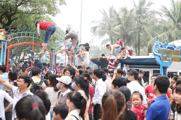 Bất chấp nguy hiểm, nhiều người cố trèo qua hàng rào sắt nhọn hoắt để vào bên trong, thậm chí còn chuyền cả con nhỏ vào bằng cách này. Lượng người quá đông cũng đã biến công viên rộng lớn này thành bãi chiến trường hỗn loạn khi người người nô đùa, chen lấn, xô đẩy và cả trêu đùa nhau một cách thái quá, khiến không ít người hoảng sợ thực sự.