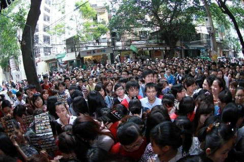 Dù chỉ có vài trăm suất ăn song quá đông người kéo đến đã gây cảnh hỗn loạn khiến cửa hàng cũng phải "bỏ của chạy lấy người", lập tức thông báo đóng cửa và dừng khuyến mại.
