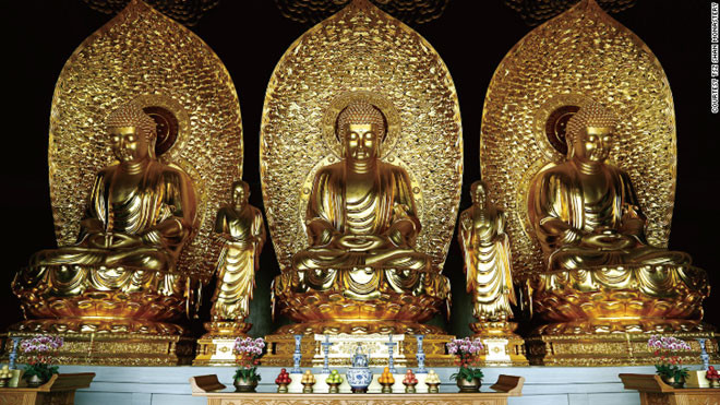 Ngoài ra, tu viện cũng có nhiều hội trường lớn, trong đó có một phòng được đặt 3 bức tượng phật ngồi thiền dát vàng 24k.