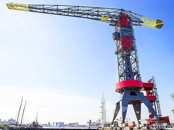 2. Khách sạn cần cẩu Faralda (Hà Lan): Vốn là một phần của nhà máy đóng tàu Amsterdam hoạt động trong những năm từ 1894 - 1979, cần cẩu này đã được thiết kế lại thành một khách sạn khá lập dị. Khách sạn nằm trên độ cao 50 m và chỉ có 3 phòng để phục vụ du khách.