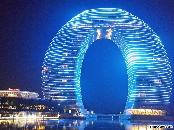 3. Sheraton Huzhou Hot Spring Resort (Hồ Châu, Trung Quốc): Nổi tiếng với thiết kế dạng chiếc bánh rán, khách sạn Sheraton Huzhou Hot Spring Resort cung cấp các dịch vụ đầy đủ tiện nghi và dịch vụ hơn cả mong đợi. Giữa hai tòa nhà của khách sạn này có một cây cầu nối.