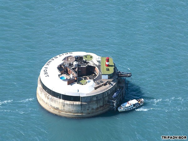 7. Khách sạn Spitbank Fort (Portsmouth, Anh): Spitbank Fort tọa lạc ngay giữa vùng biển mênh mông. Vốn là một chiến hạm quân sự thời xưa, nơi này đã được tu sửa thành một khách sạn có tiện nghi sang trọng với hồ bơi trên sân thượng và có cả phòng tắm hơi.