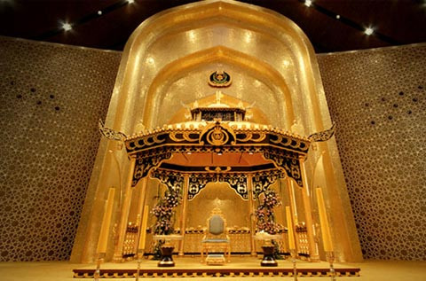 Ngai của Quốc vương Hassanal Bolkiah được làm toàn bộ bằng vàng nguyên chất.