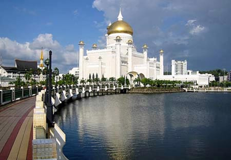 Hơn thế nữa, phía trên cung điện là một mái vòm làm bằng vàng chói sáng khiến Istana Nurul Iman càng thêm phần lộng lẫy và nguy nga hơn. Mái vòm bằng vàng lộng lẫy của hoàng cung thể hiện uy quyền của quốc vương rất lớn.