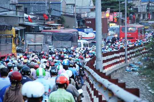 Chiều 27/4, hàng ngàn người kéo về quê nghỉ lễ giỗ tổ Hùng Vương, 30/4 và 1/5 bằng xe máy khiến cửa ngõ của TP HCM về các tỉnh ĐBCSL ùn ứ.