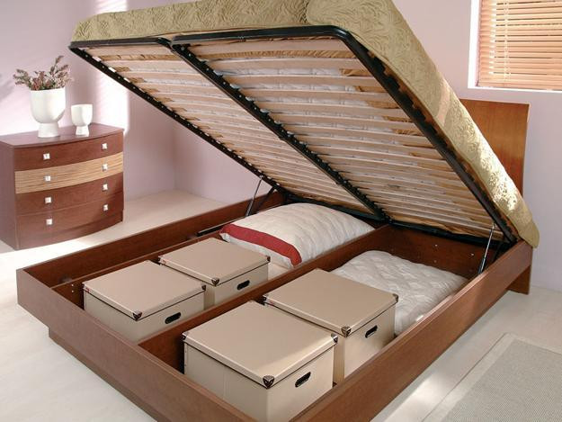 Khi cần cất trữ hoặc lấy đồ như chăn màn hay đồ dùng, bạn có thể lật chiếc giường này lên rồi lại gập gọn xuống.