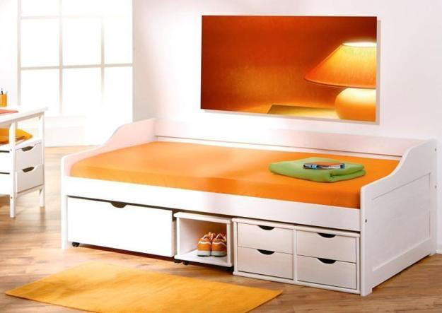Chiếc giường ngủ với đệm màu da cam và nhiều ngăn chứa đồ tiện lợi bên dưới gầm.