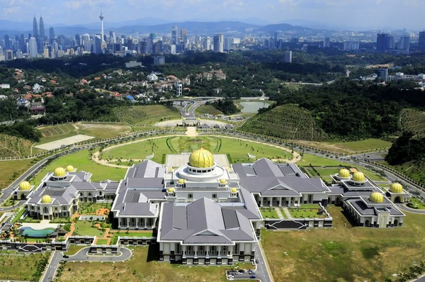 Dinh thự dát vàng của Quốc vương Brunei có tên Istana Nurul Iman, theo tiếng Ả rập có nghĩa là “Cung điện ánh sáng của các vị Thánh”. Đây chính là hoàng cung được trang hoàng lộng lẫy và xa hoa bậc nhất thế giới.