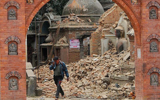 Người đàn ông Nepal khóc khi anh đi qua đống đổ nát sau trận động đất ở Bhaktapur.