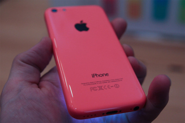 iPhone 5C: Sau khi ra mắt dòng sản phẩm chính iPhone 5S, Apple đã quyết định sản xuất thêm một dòng có giá rẻ hơn bằng vỏ nhựa là iPhone 5C. Điểm đáng chú ý trên dòng điện thoại này là nó có rất nhiều phiên bản màu sắc, trong đó có màu hồng nổi bật.