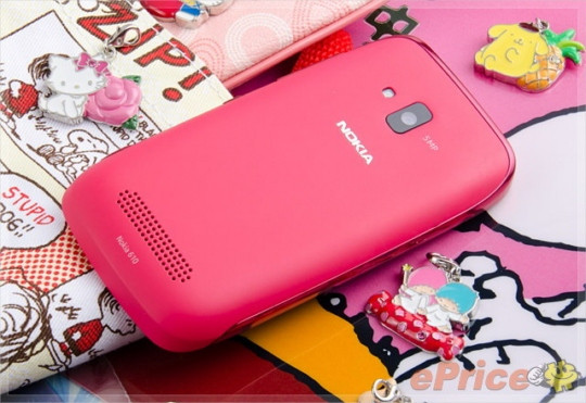 Lumia 610: Chiếc smartphone này sở hữu vóc dáng mượt mà, lớp vỏ nhựa bóng bẩy màu hồng bắt mắt, thích hợp cho các bạn nữ.