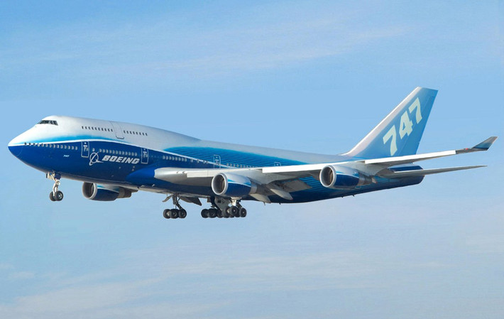 Chiếc Boeing 747-8 VIP là mẫu máy bay xếp thứ nhất về chiều dài và đứng thứ hai về độ lớn. Dòng máy bay này đã được lựa chọn làm chuyên cơ mới của Tổng thống Mỹ.