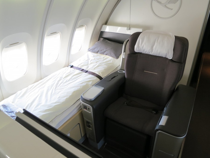 Trên các máy bay Boeing 747-400, hành khách hạng sang ngoài ghế ngồi còn được cung cấp giường nằm riêng biệt. Với chăn và gối giữ nhiệt tiêu chuẩn cùng các thiết bị chống ồn sẽ giúp hành khách có một giấc ngủ không thể tuyệt hơn khi đi các chuyến bay dài.