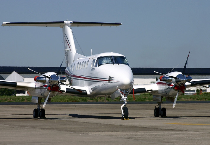 Theo trang web Controller.com, giá cho một chiếc King Air B200 sản xuất năm 1989 khoảng hơn 1 triệu USD.