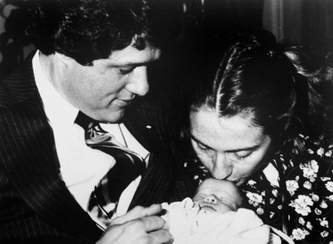 Vợ chồng ông Bill Clinton chào đón con gái đầu lòng năm 1980. Lúc này ông Bill Clinton đang giữ chức thống đốc nhiệm kỳ đầu tiên tại bang Arkansas.