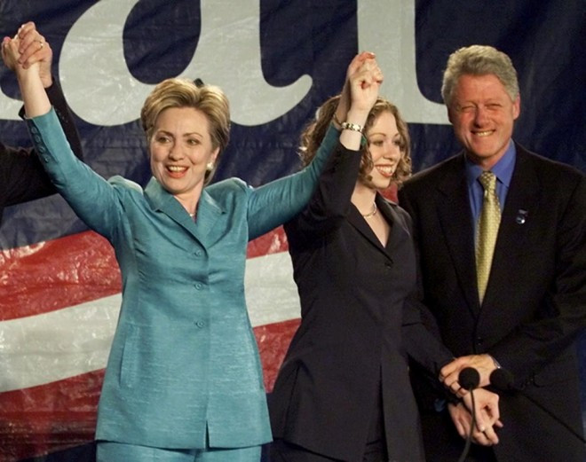 Bà Clinton cùng chồng và con gái trong ngày ăn mừng chiến thắng giành chức thượng nghị sĩ đại diện bang New York ngày 7/11/2000. Đến ngày 7/11/2006, bà tiếp tục đắc cử để đại diện bang New York tại Thượng viện thêm một nhiệm kỳ.