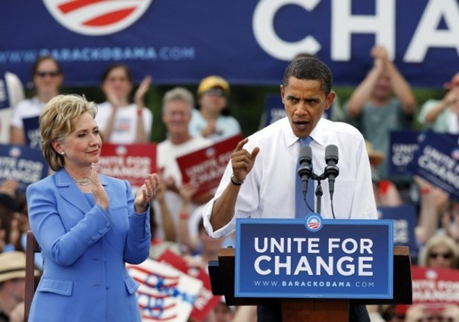 Bà Clinton tham dự một chiến dịch tranh cử cùng ông Barack Obama vào ngày 27/6/2008. Sau thất bại ở các vòng bầu cử sơ bộ, bà Clinton tuyên bố ngừng cuộc đua vào Nhà Trắng và quay sang ủng hộ ứng viên tổng thống gốc Phi đầu tiên.