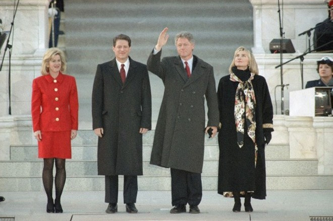 Gia đình Clinton và gia đình ông Al Gore trong buổi lễ nhậm chức tổng thống và phó tổng thống Mỹ ngày 17/1/1993. Bà Clinton trở thành Đệ nhất Phu nhân Mỹ đầu tiên có học vị sau đại học.