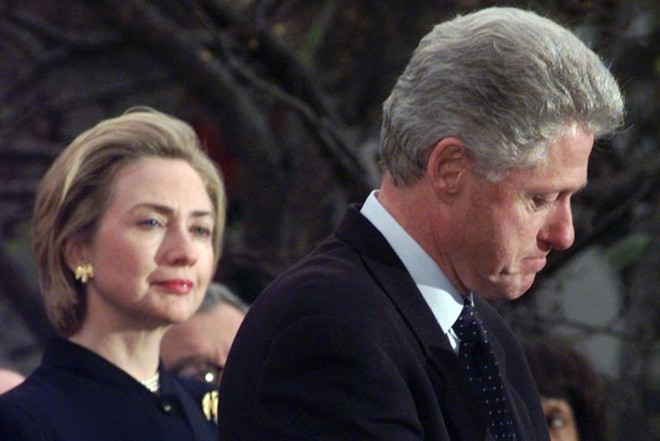 Bà Clinton sát cánh bên chồng khi tổng thống thứ 42 của Mỹ phát biểu cảm ơn những nghị sĩ đảng Dân chủ bỏ phiếu chống luận tội ông vào ngày 19/12/1998. Ban đầu, ông chủ Nhà Trắng phủ nhận chuyện đã quan hệ ngoài luồng với nữ thực tập sinh Monica Lewinsky. Sau này, ông thừa nhận sự việc và phải công khai xin lỗi. Hạ viện đã thông qua đề nghị luận tội tổng thống, nhưng Thượng viện bác bỏ điều này.
