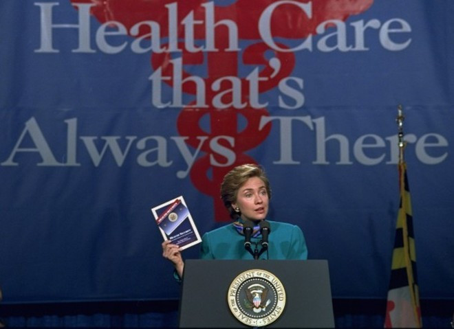 Tổng thống Bill Clinton giao cho vợ nhiều trọng trách so với các vị phu nhân tiền nhiệm. Chương trình nổi bật của bà Clinton khi đó là đề xuất cải cách hệ thống chăm sóc y tế toàn quốc.