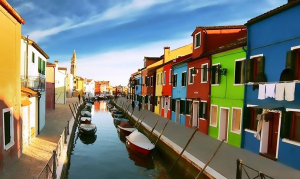 Đảo Burano gây ấn tượng với những con kênh xanh ngắt màu lục bảo, đôi cây cầu thơ mộng và những con thuyền vaporetto đặc trưng vùng sông nước Italy.