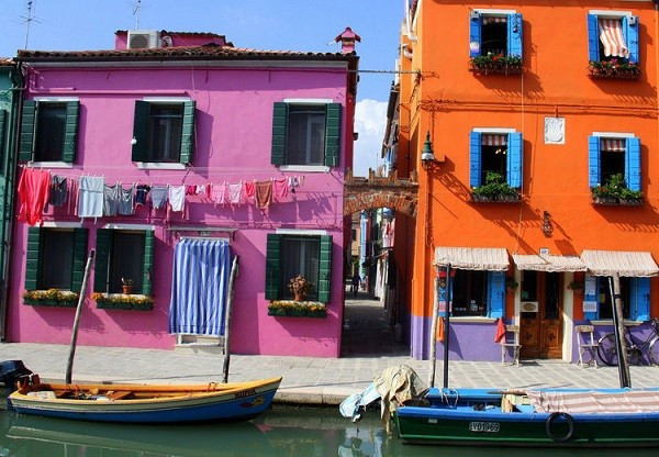 Theo truyền thuyết, những ngôi nhà trên đảo Burano được tô điểm với màu sắc bắt mắt như vậy là vì từ xa xưa, khi ngư dân đánh cá trở về vào lúc rạng đông, họ không thể phân biệt được đâu là ngôi nhà của mình do có một lớp sương mù dày đặc bao phủ. Vì vậy, người dân mới bắt đầu sơn quét ngôi nhà với nhiều màu sắc khác nhau để tránh nhầm lẫn.