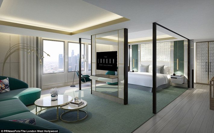 Giá thuê nghỉ tại căn hộ penthouse siêu sang này lên tới 25.000 USD/đêm (tương đương hơn 500 triệu đồng). Phòng ngủ được thiết kế tuyệt vời với giường ngủ cỡ lớn giữa bốn tấm poster, kết hợp với bộ ghế, thảm đồng màu dịu nhẹ.