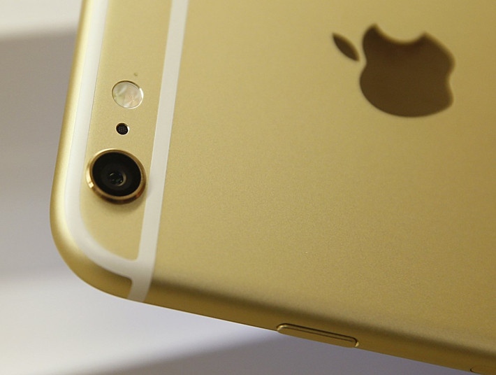 Tính năng camera của iPhone 7 sẽ tốt hơn rất nhiều: Một trong những tin đồn đáng tin cậy nhất về chiếc iPhone 7 là camera của nó sẽ có một sự cải tiến lớn. Blogger John Gruber nói rằng ông nghe nói rằng iPhone thế hệ tiếp theo sẽ có "bước nhảy vượt trội chưa từng thấy về tính năng camera". Gần đây, Apple cũng vừa mua lại công ty sản xuất camera LinX của Israel với tổng trị giá ước tính lên tới 20 triệu USD. Công nghệ của LinX có thể giúp iPhone đem đến những bức hình rõ hơn trong điều kiện thiếu sáng, giảm ổn và nhiều cải tiến khác.