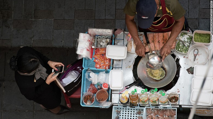 Với những hành động trên, Thái Lan đã giành lại vỉa hè cho người đi bộ và đảm bảo trật tự giao thông, an ninh đô thị. Ảnh: CNN.