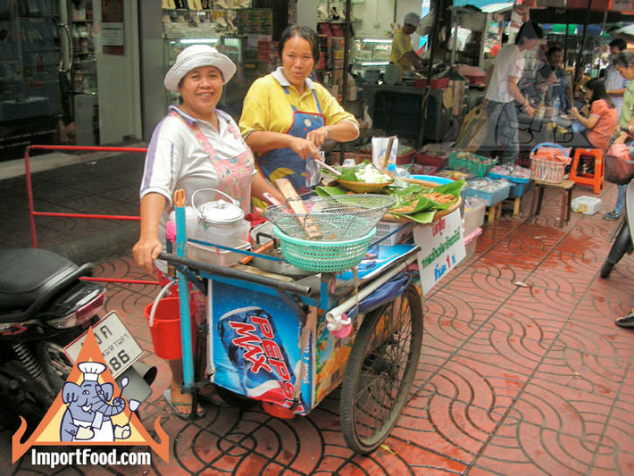 Để được phép kinh doanh, người bán hàng rong sẽ phải đăng ký với cơ quan quản lý đô thị Bangkok để có thể buôn bán hợp pháp. Vì vậy, họ phải đóng một khoản tiền phí hàng tháng. Ảnh: importfood.