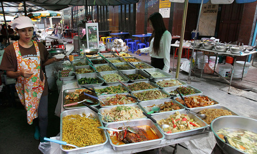 Theo ước tính, vào năm 2013, có khoảng 20.000 hàng rong buôn bán hợp pháp tại thành phố Bangkok. Thông qua việc cấp phép cho những người bán hàng rong được phép kinh doanh, chính quyền Bangkok thu về một khoản phí tương đối lớn để đầu tư cho cơ sở hạ tầng và những hạng mục xã hội khác. Ảnh: AP.