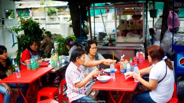 Song song với việc truy quét, giải tỏa những quầy bán hàng rong ở những con phố nhộn nhịp ở Bangkok, chính quyền Thái Lan thiết lập những khu vực công cộng để tập trung những người bán hàng rong. Hành động này không khiến họ mất đi nguồn kiếm sống. Ảnh: Ivan Nesterov/Alamy.