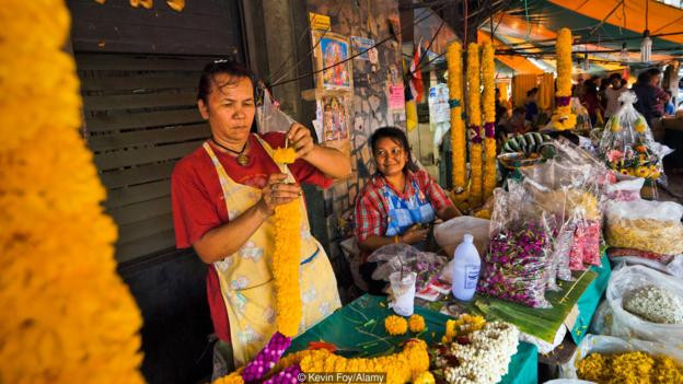 Vào đầu những năm 2000, những người bán hàng rong trên những con phố sầm uất, vỉa hè ở Bangkok bị chính quyền thành phố mở cuộc truy quét rầm rộ. Ảnh: Kevin Foy/Alamy.